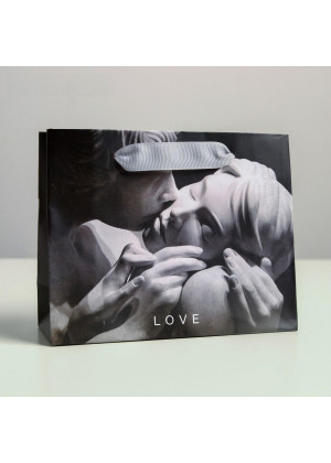 Маленький бумажный подарочный пакет LOVE - 15 х 12 см.